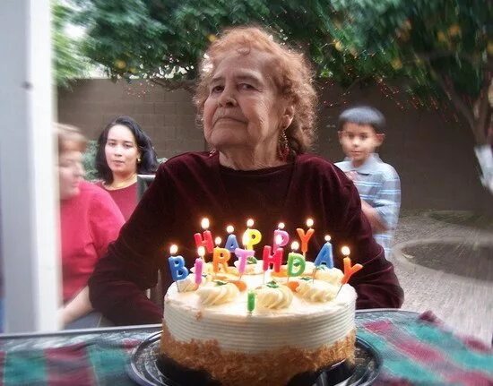 Др по возрасту. Торт с бабкой. С днем рождения старушка. Старушка с тортиком. Торт со старушкой.