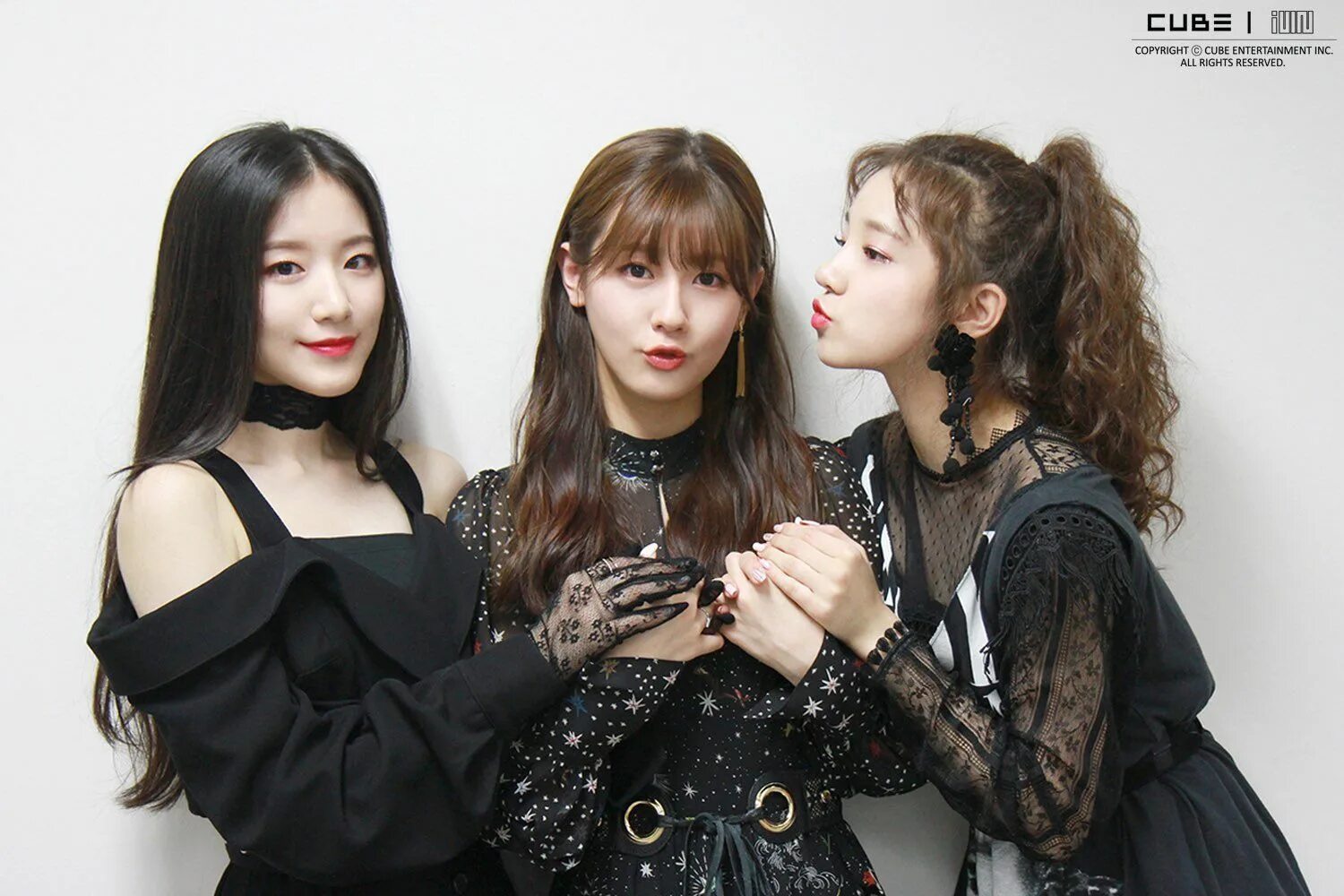 Суджин Айдл. Miyeon of g i-DLE. G Idle Суджин и Шухуа. Шухуа и Суджин и Минни.