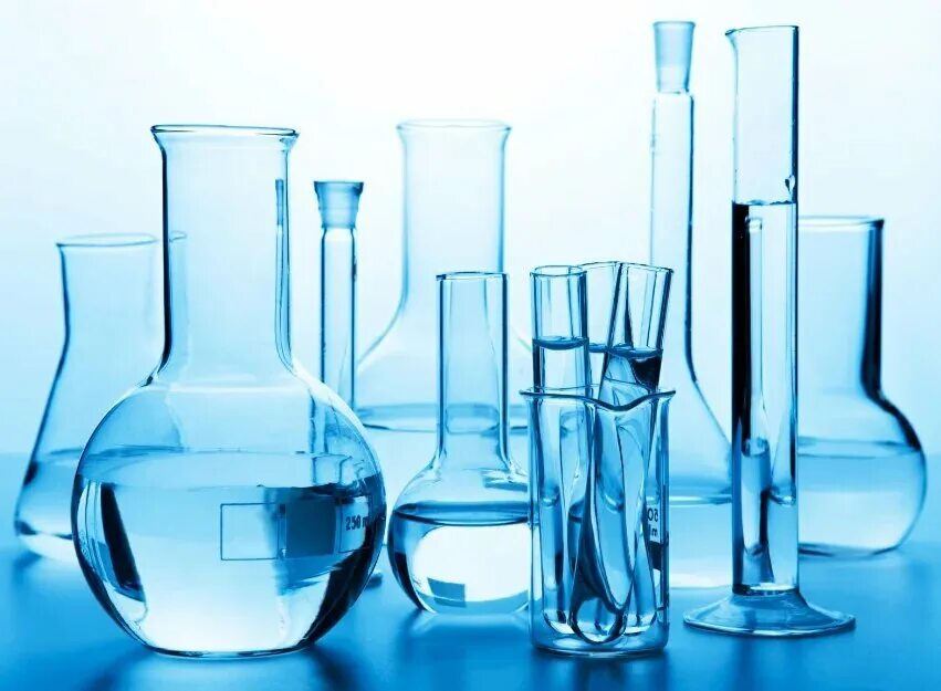 Пластмассовые изделия медицинского назначения. Лабораторная посуда для химической лаборатории для реагентов. Лабораторная химическая посуда. Оборудование для титрования в лаборатории. Оборудование для опытов.