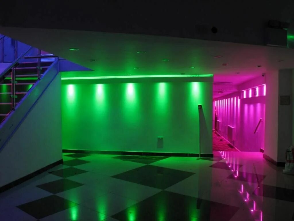 Неоновая светодиодная лента RGB. Светодиодная лента РГБ В комнате. Светодиодная подсветка на стене. Светодиоды в интерьере. Colorful lighting