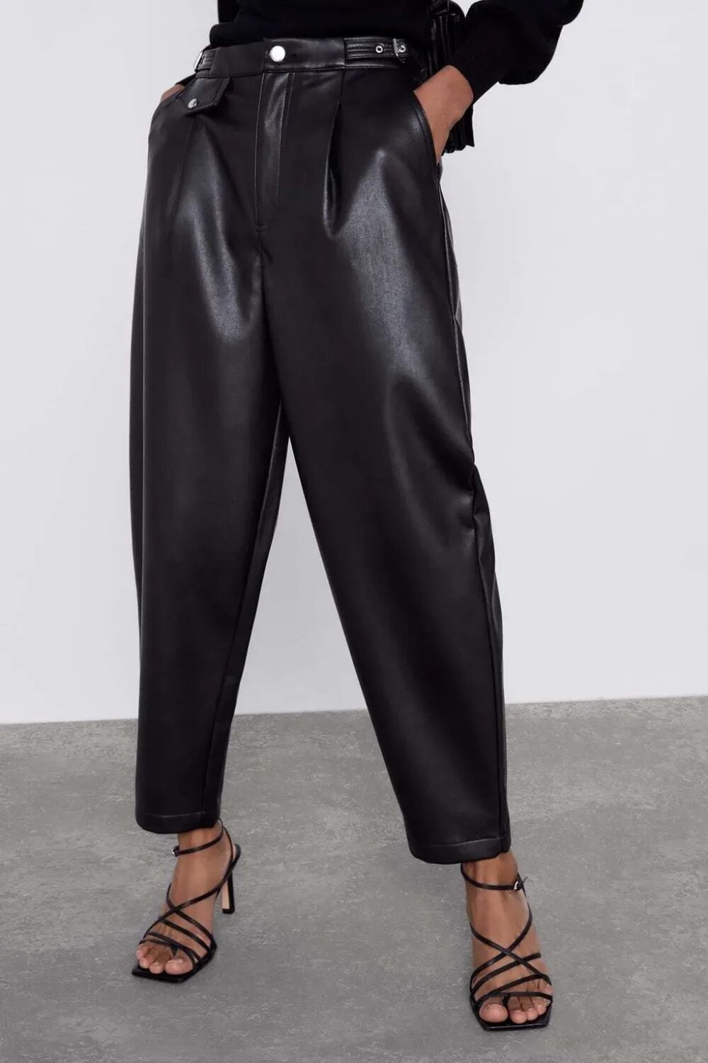 Кожаные брюки на вайлдберриз. Zara Slouchy кожаные штаны. Кожаные штаны Zara 2020. Zara экокожа штаны.