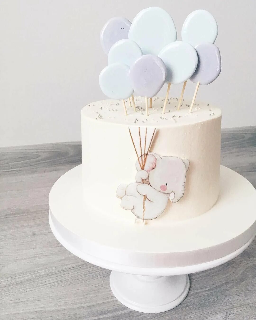 Декор торта с макаронс. Торт детский девочке. Торт для девочки минимализм. Необычный торт для девочки. Муссовый торт с макаронс.