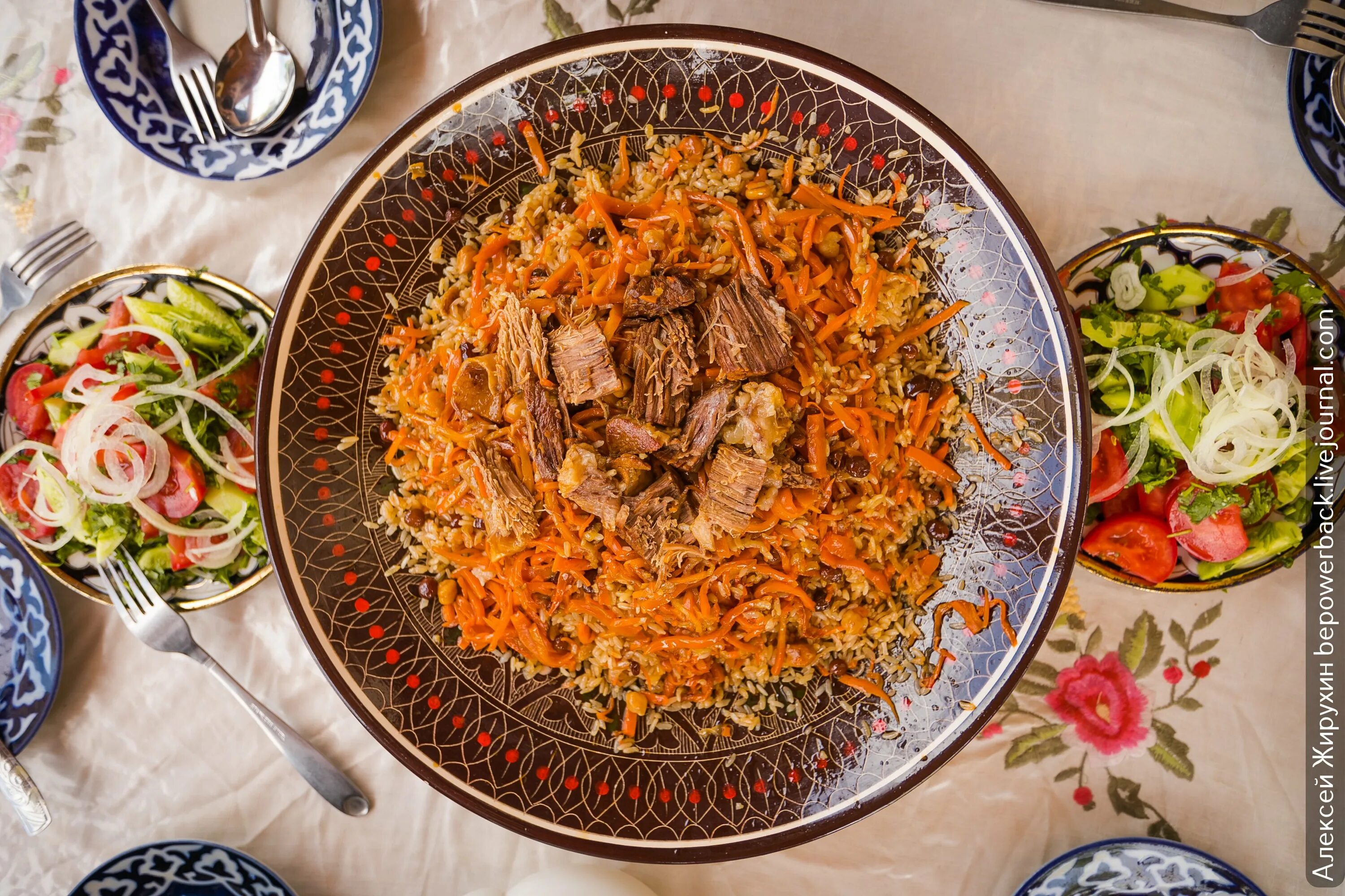 Самарканд кухня. Чайхана в узбекистане плов. Самарканд кухня. Тарнов миллий таомлар. Самарканд кухня.