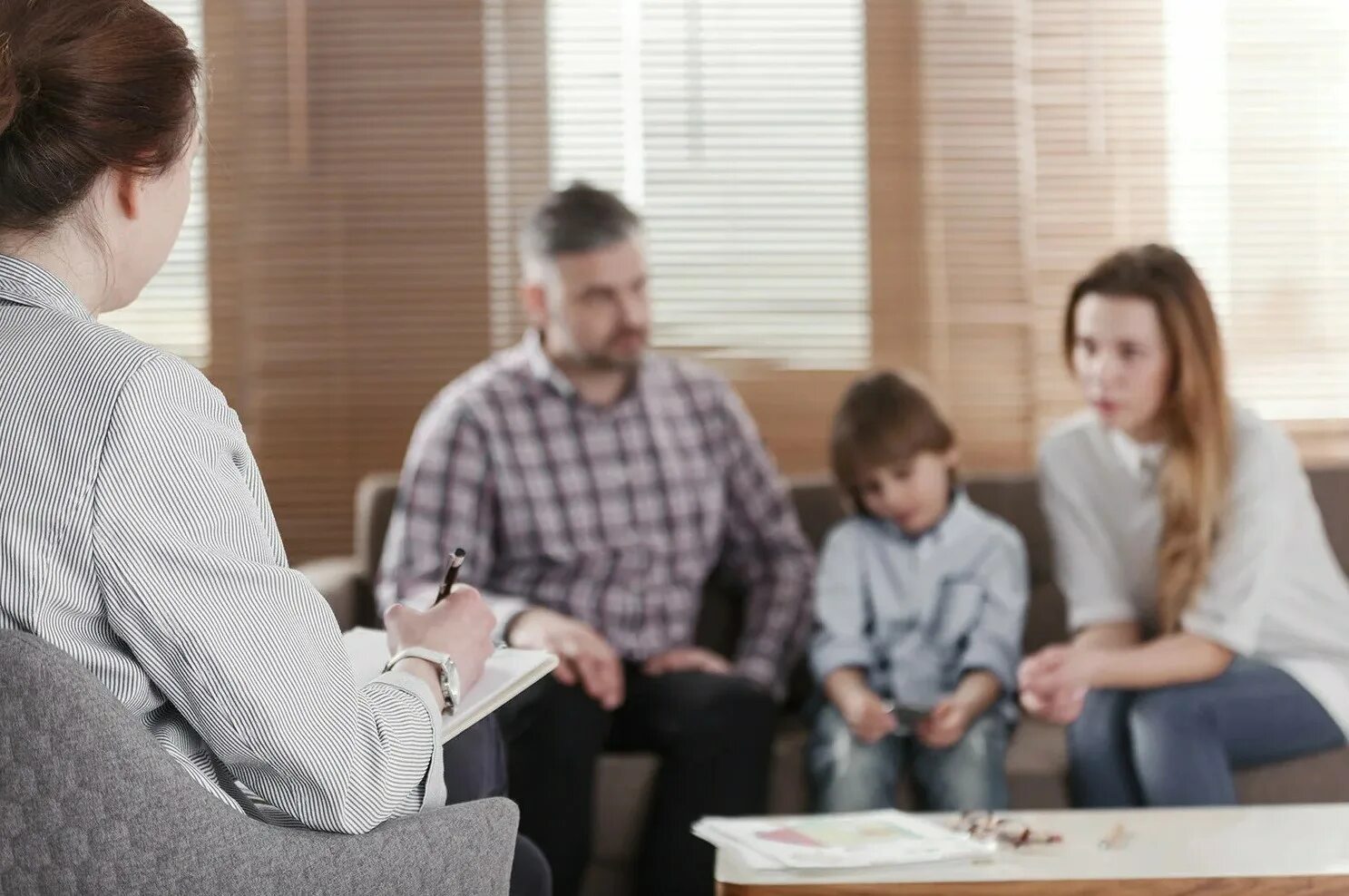 Психолог развод родителей. Психолог с родителями. Консультирование родителей. Родители и дети. Семья у психолога.