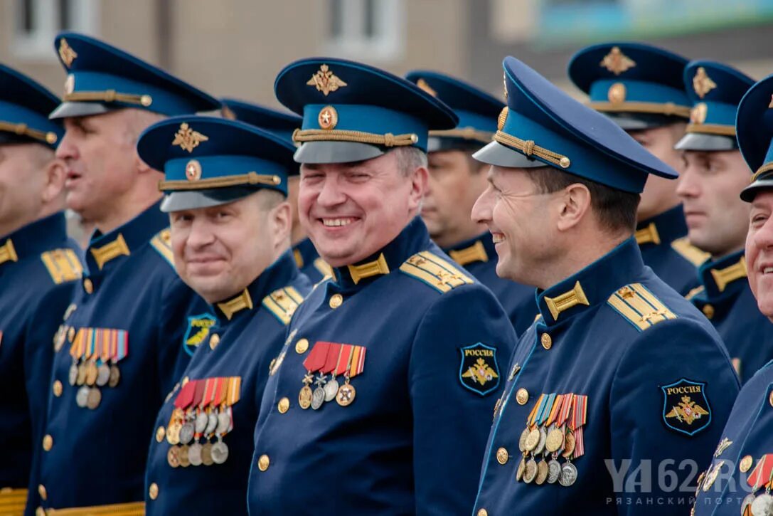 Сайт рязанского воздушно десантного училища. Выпуск офицеров ВДВ. Выпуск Рязанского училища ВДВ. Выпуск Рязанского десантного училища. Военных ВДВ наградили.