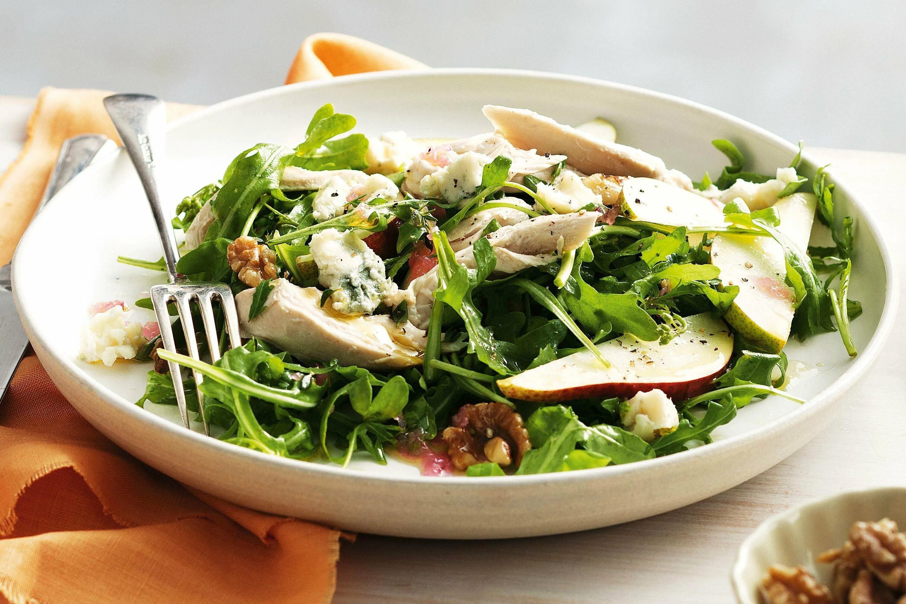Blue cheese salad. Киноа ,руккола что это. Салат с грушей и сыром. Мидии в соусе блю чиз. Салат блю чиз.