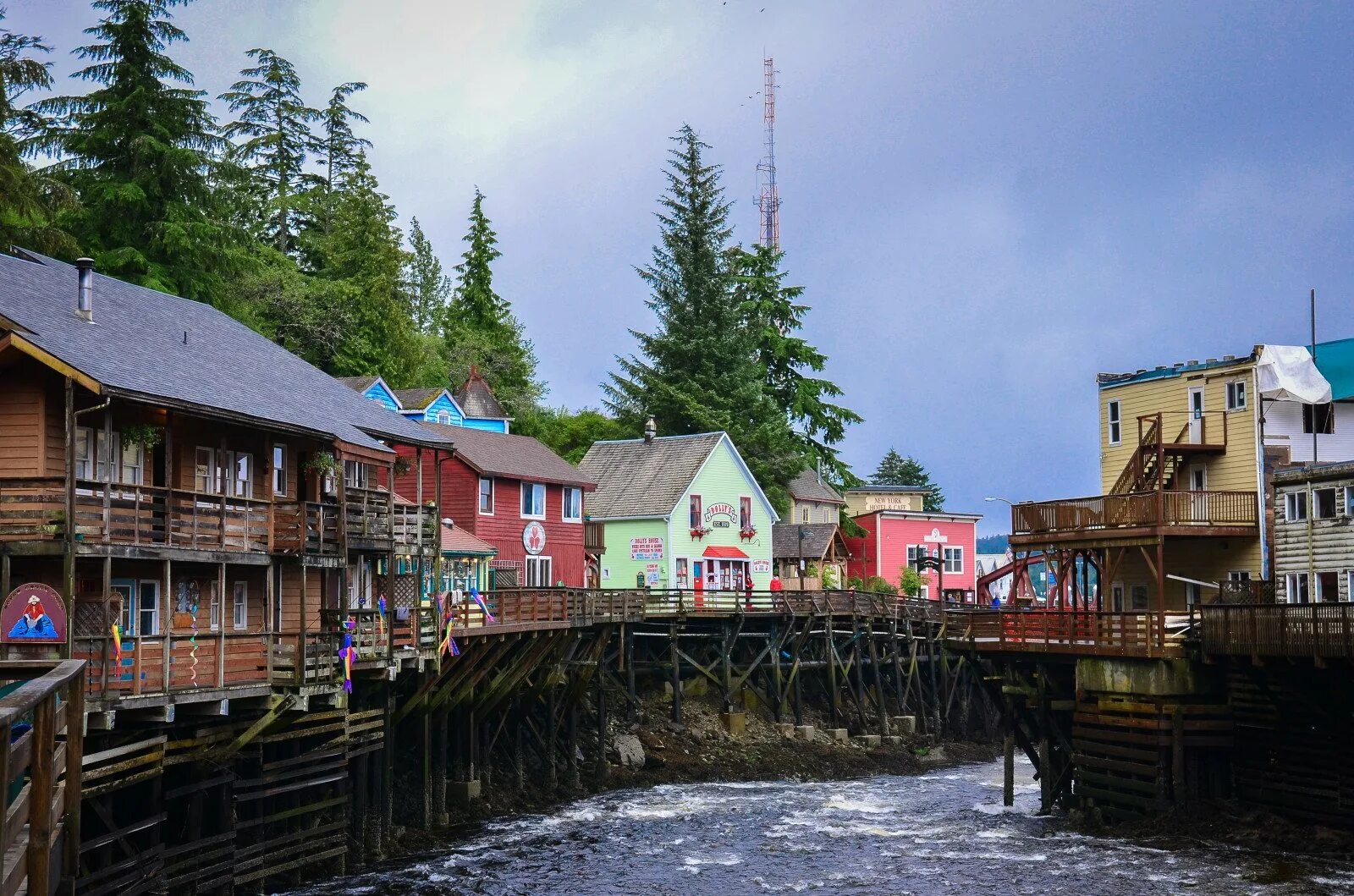 Улица аляски. Кетчикан Аляска. Creek Street, Ketchikan, Alaska. Гора Джуно Аляска. Поселок на Аляске.