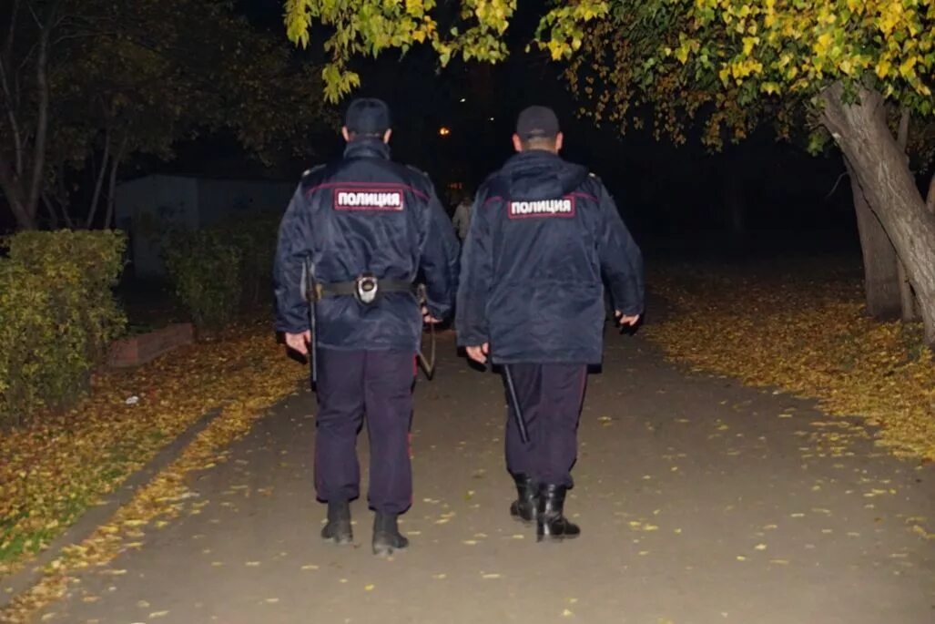 Полиция ночью. Вызвал ночью полицию. Полиция екатеринбурга ночью. Полиция вечером. Полицейский арестовывает преступника.