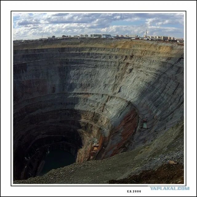 Кимберлитовая трубка юар. Город мирный якутия карьер алмазный. Мирный якутия кимберлитовая трубка. Карьер мирный якутия. Огромный карьер глубокая яма карта.