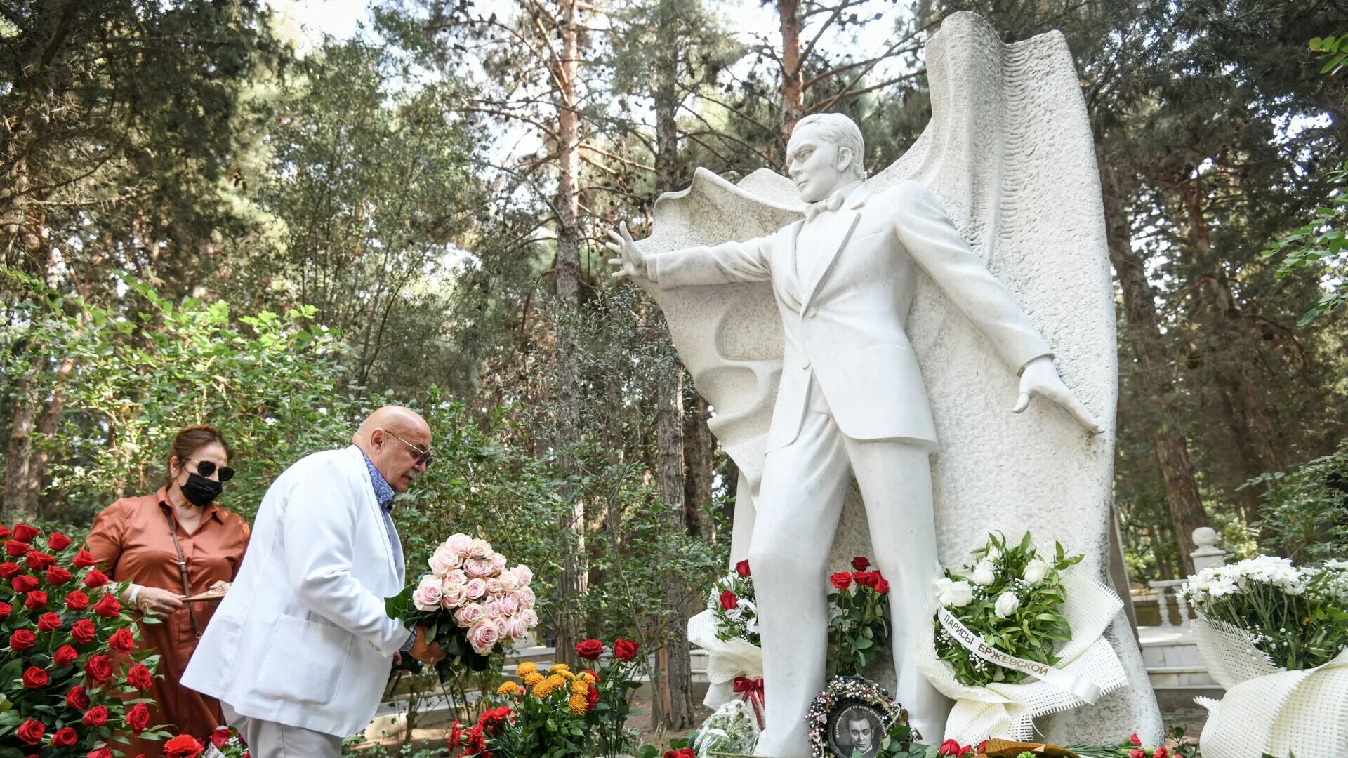 Могила Муслима Магомаева в Баку. Памятник Муслима Магомаева в Баку. Памятник Муслиму Магомаеву в Баку. Могила Муслиму Магомаеву в Баку.