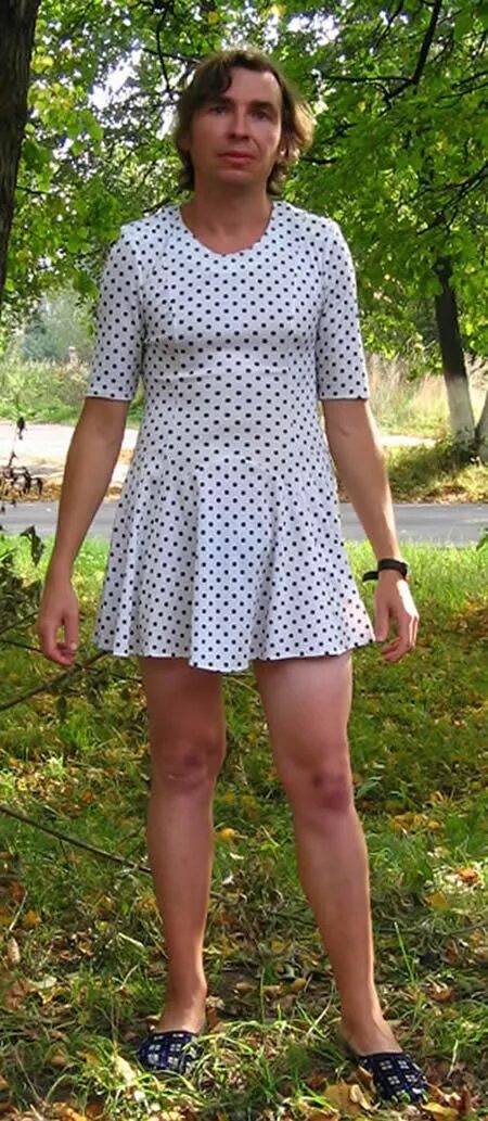 Поле женщина венок. Парень в платье. Русский народный костюм мужской. Парень и девушка в деревне. Парень в платье.