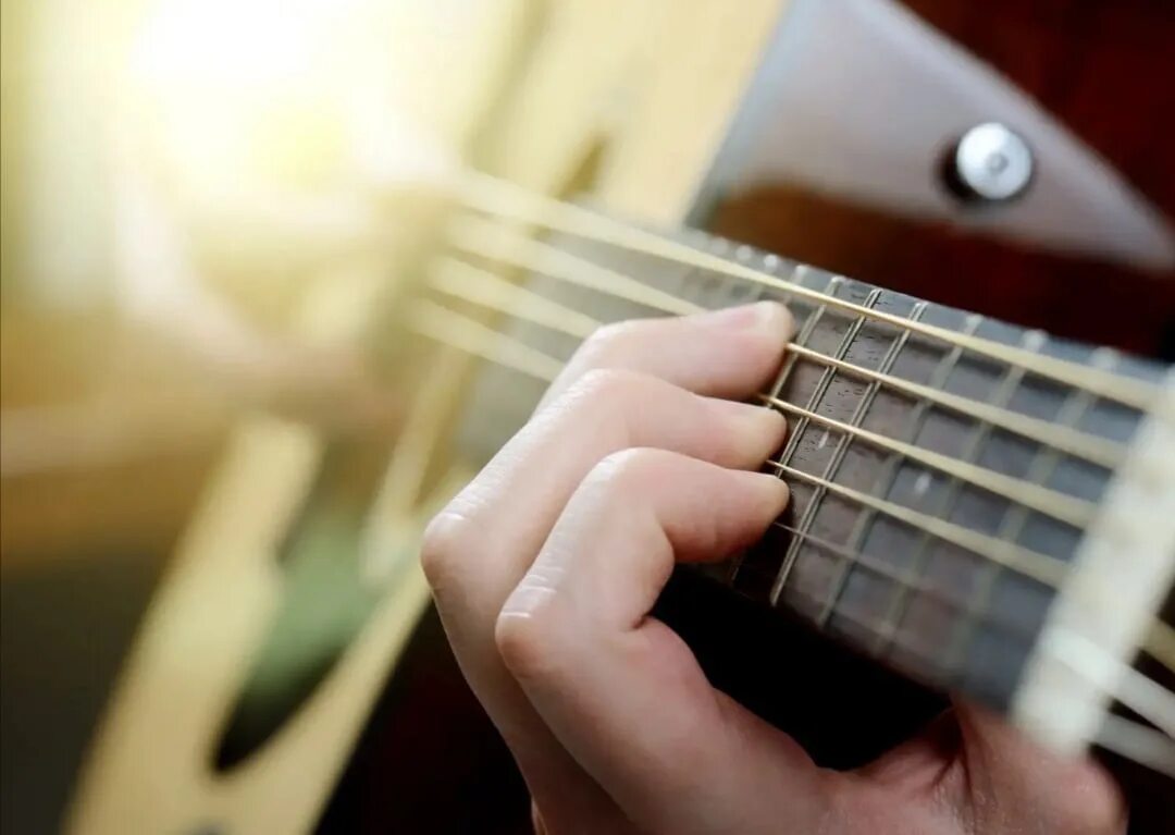 Руки гитариста. Гитара в руках. Игра на акустической гитаре. Мужские руки играющие на гитаре. Гитара в женских руках.