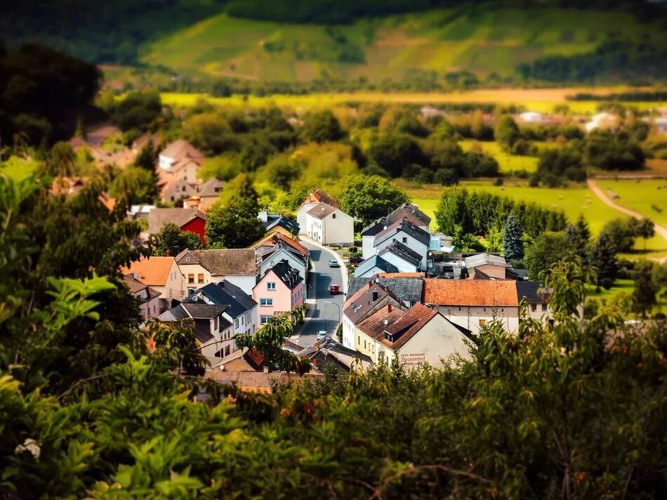 Advantage in the village. Деревня эз Франция. Деревня ландскейп. Тилт шифт пейзаж. Сельская местность.