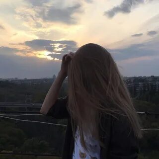 Девушки со светлыми волосами без лица