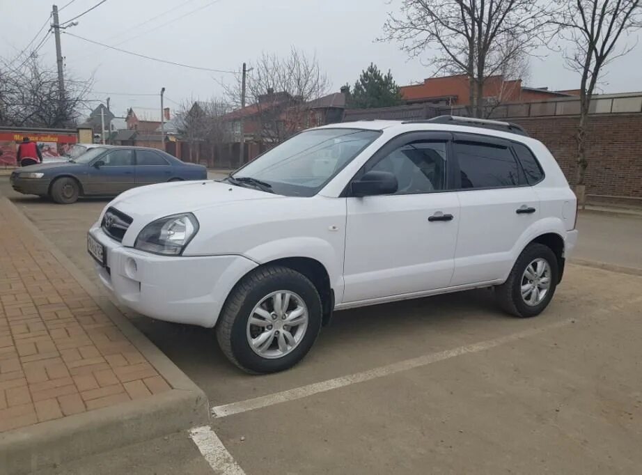 Hyundai Tucson с пробегом 2010. Хундай Туксон 2010 джип. Машина черри Туксон белая. Машина Tucson продаётся. Купить хендай туссан с пробегом на авито