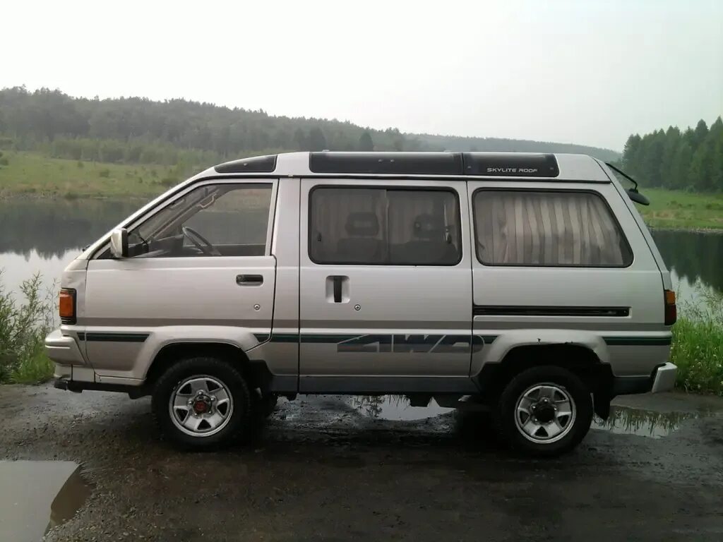 4вд владивосток купить. Toyota Lite Ace. Toyota Lite Ace, 1990 беж. Тойота лит айс 4вд. Тойота лит айс 90.