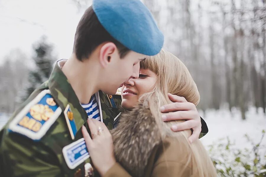 Военное с 16 лет. Девушка солдат. Встреча солдата. Девушка и парень из армии. Девушка дождалась парня с армии.