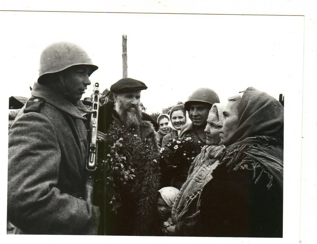 Невель октябрь 1943. Освобождение Пскова 1944. Освобожденный город в октябре 1943. Встреча советских солдат освободителей 1943.