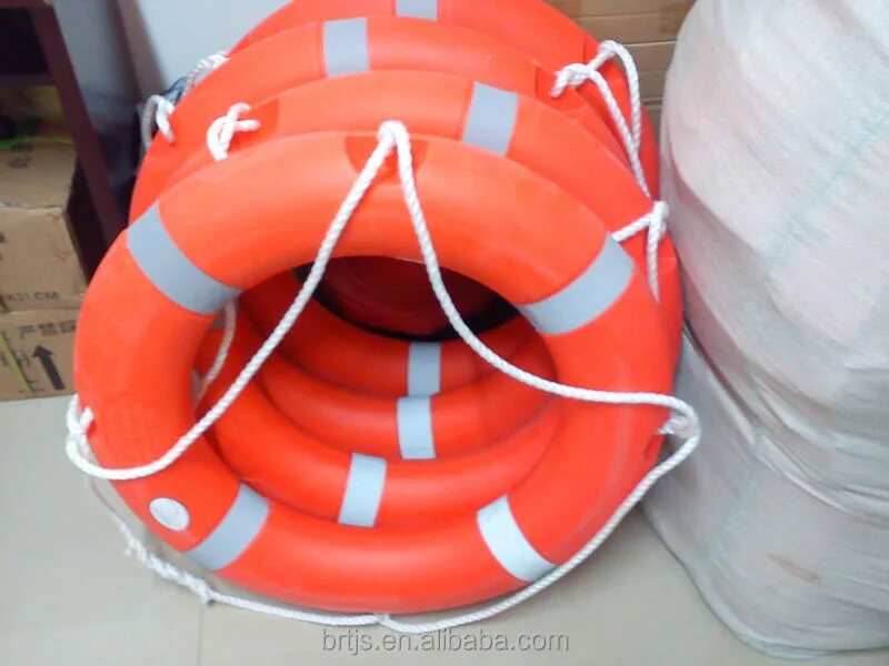 Спасательный круг из пенопласта. Спасательный круг с буем. Спасательные круги 2,5 кг. Круг из пенопласта для плавания.