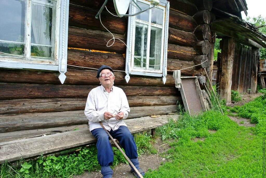 Деревня пенсионеров. На деревню к дедушке. Старики в деревне. Деревенский дедушка. Дед в деревне.