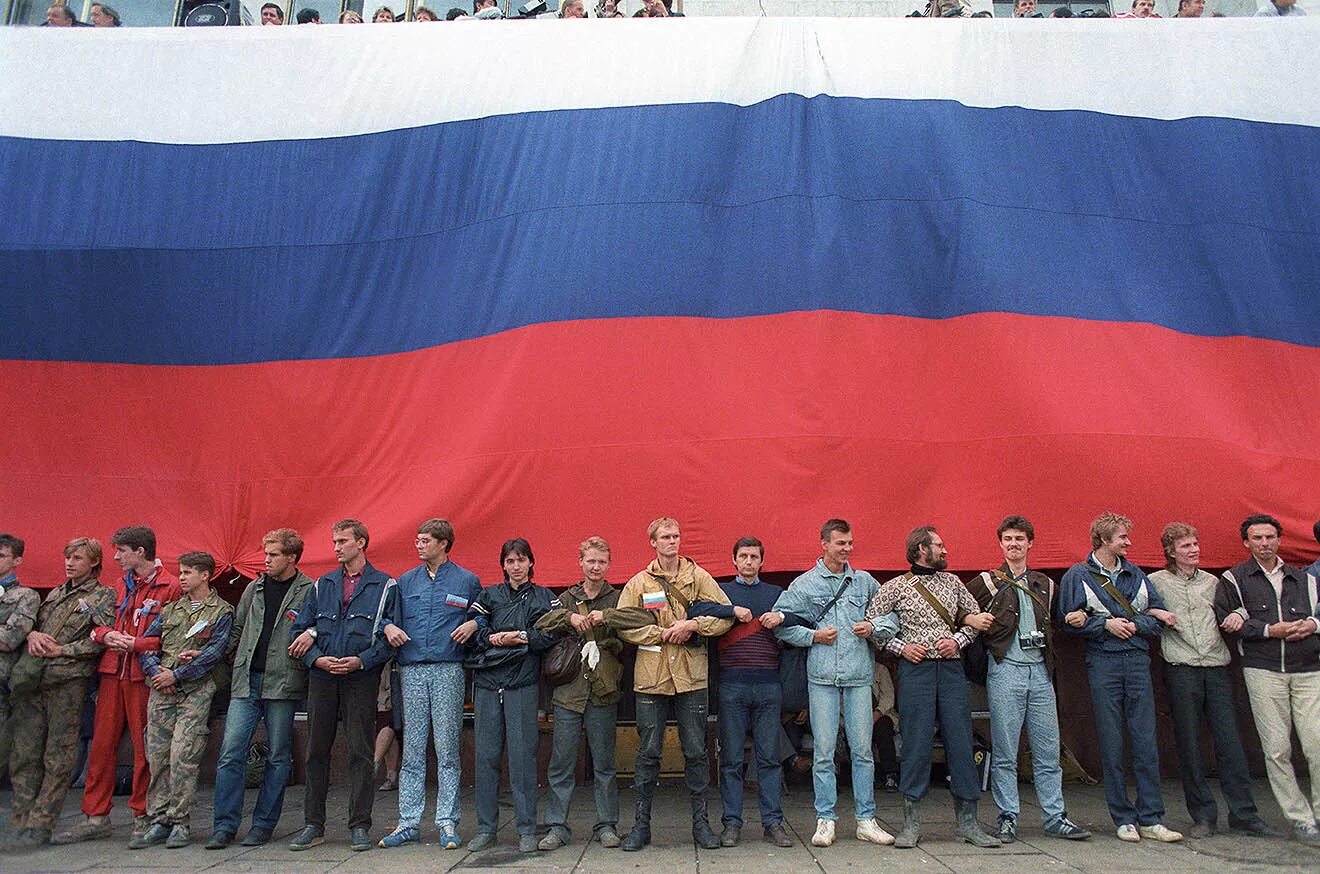 1991 Год путч Триколор. Флаг России 1991 Ельцин. Флаг России август 1991. Флаг РФ В 90-Е. 12 июня 1992