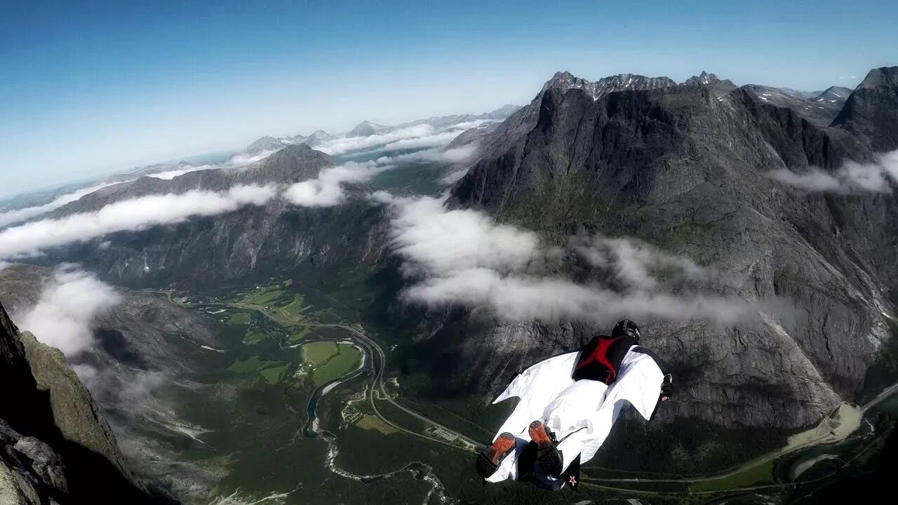 Wingsuit fly. Полет вингсьют горы. Норвегия бейсджампинг. Вингсьют водопад. Цей Лоам бейсджампинг.