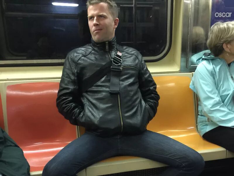 Мужчина широко сидит. Мужик в метро. Мужчина сидит в метро. Мужчина в транспорте. Мужчина сидит с широко расставленными ногами.