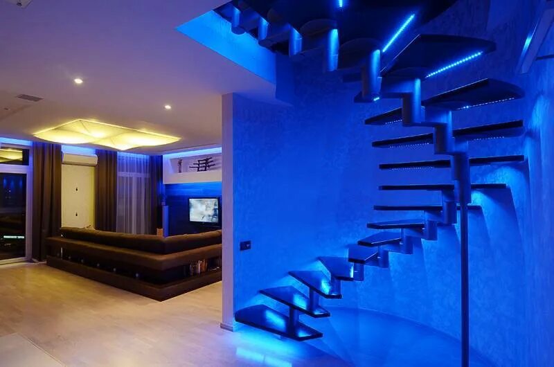 Использовать данное помещение. Комната с подсветкой. Оригинальная подсветка. Дом внутри с подсветкой. Лестница с голубой подсветкой.