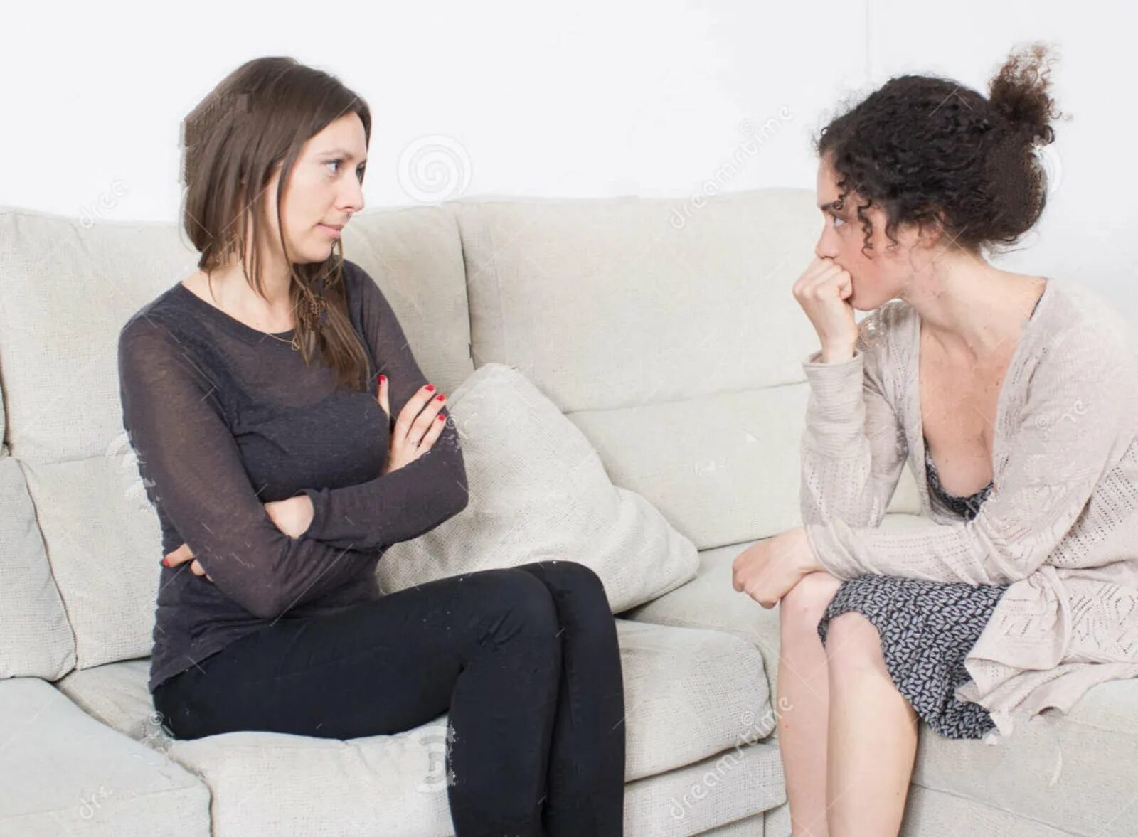 Two women s room. Юные в постели. Women talking 2022. Two women s room. Соседней комнате болтают.