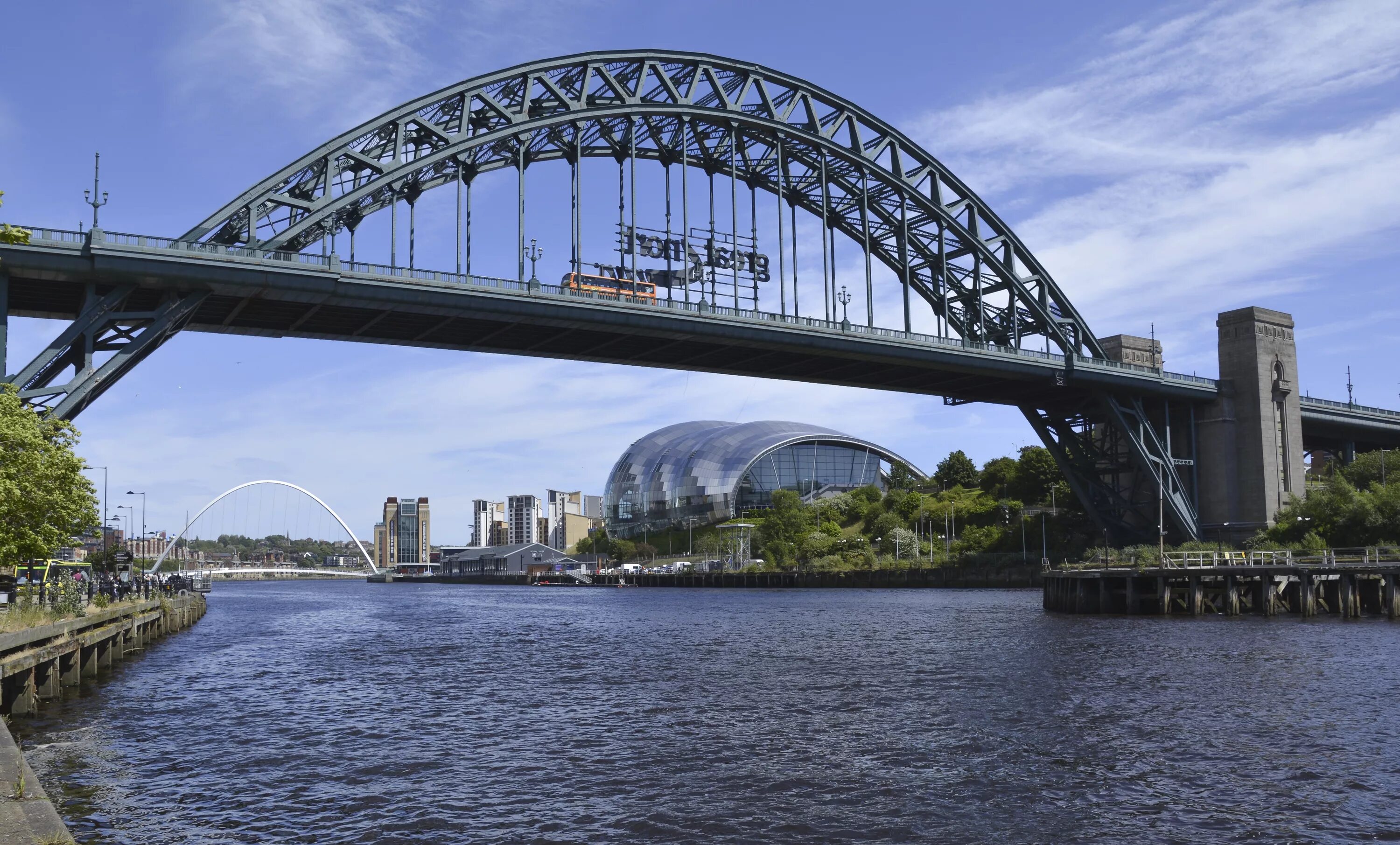 Моста и т д. Холл-гейтский арочный мост. Мост Reinig Bridge. Newcastle Tyne Bridge. Мост Жюля Вейденбоса.