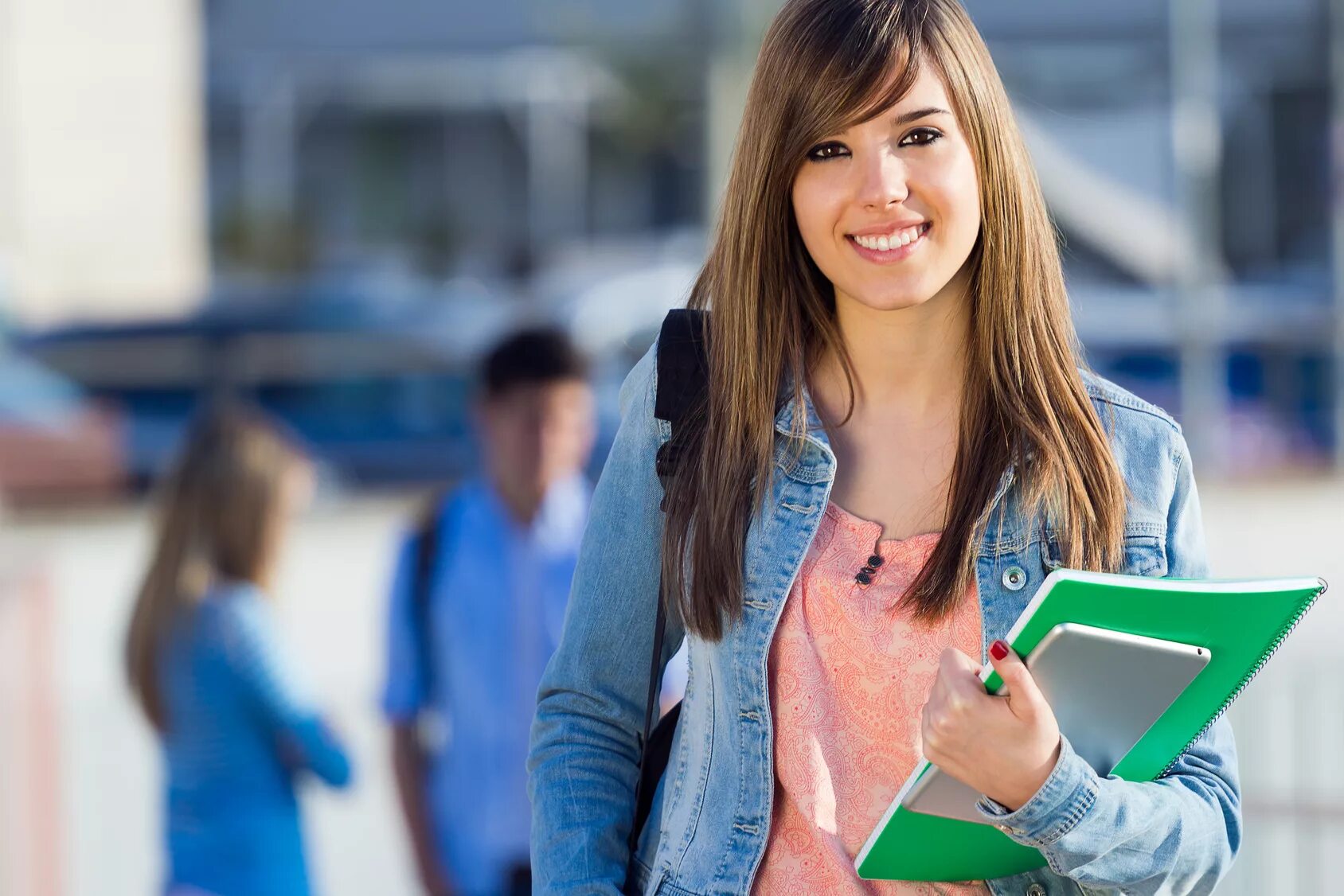 She a new student. Девушка. Студентка улыбается. Девушки студентки. Молодая девушка студентка.