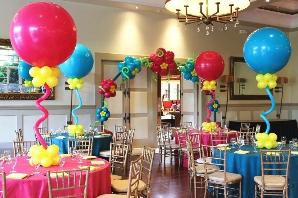 Стильное украшение шарами. Украшение зала на день рождения. Праздник дома шары. Украсить потолок шарами. Декор шарами дом.
