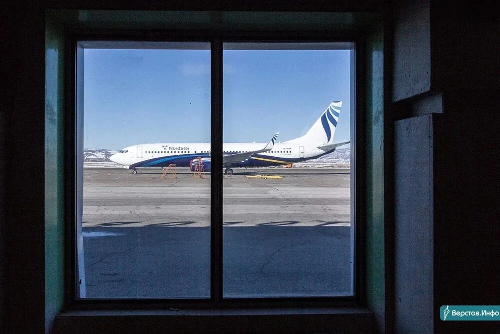 Новый день аэропорт. Окно аэропорта. Горы в окне аэропорта. Магнитогорский аэропорт. Реконструкция аэропорта Магнитогорск.