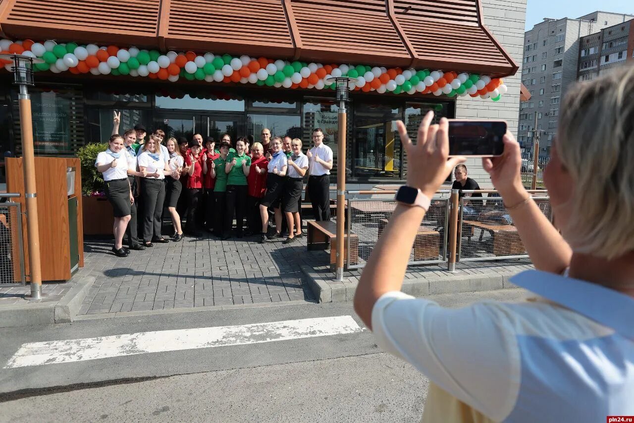 Макдоналдс псков. Макдональдс москва. Вкусно и точка псков. Вкусно и точка фасад. Вкусно и точка псков работа.