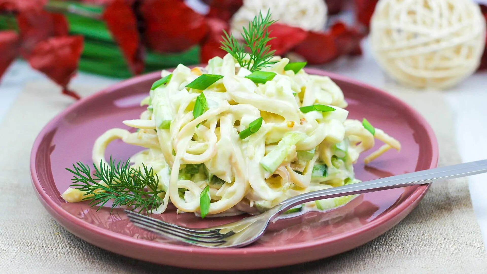 Праздничный салат с кальмарами рецепт. Салат с кальмарами. Салат с кальмаром и огурцом. Салат с кальмарами и яйцом. Салат из кальмаров классический.