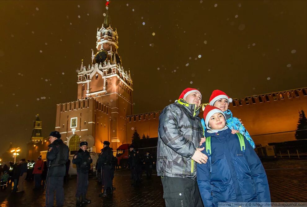 Красная площадь новый год. Встреча нового года в Москве на красной площади. Красная площадь на НГ. Люди на красной площади в новый год. Кто раньше встречает новый год