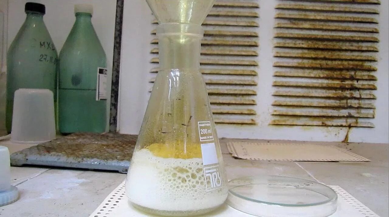 Фульминат ртути. Ртуть (ii) азотнокислая, 1-водная. Гремучая ртуть что это. Гремучая ртуть азид свинца. Гремучая ртуть.