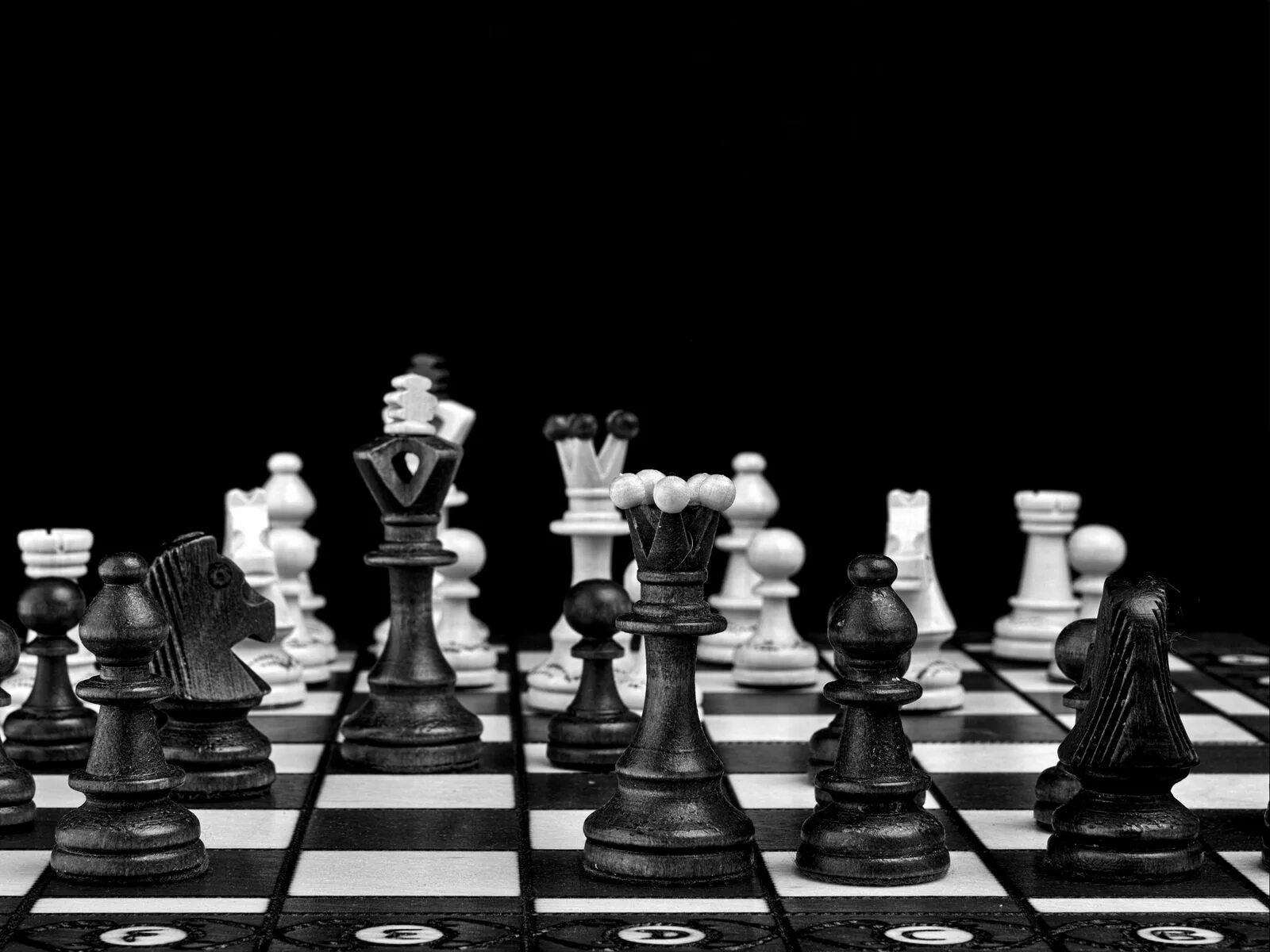 Игра черно белые камни на доске. Шахматные фигуры. Шахматы обои. Шахматный фон. Шахматы обои на рабочий стол 1920х1080.