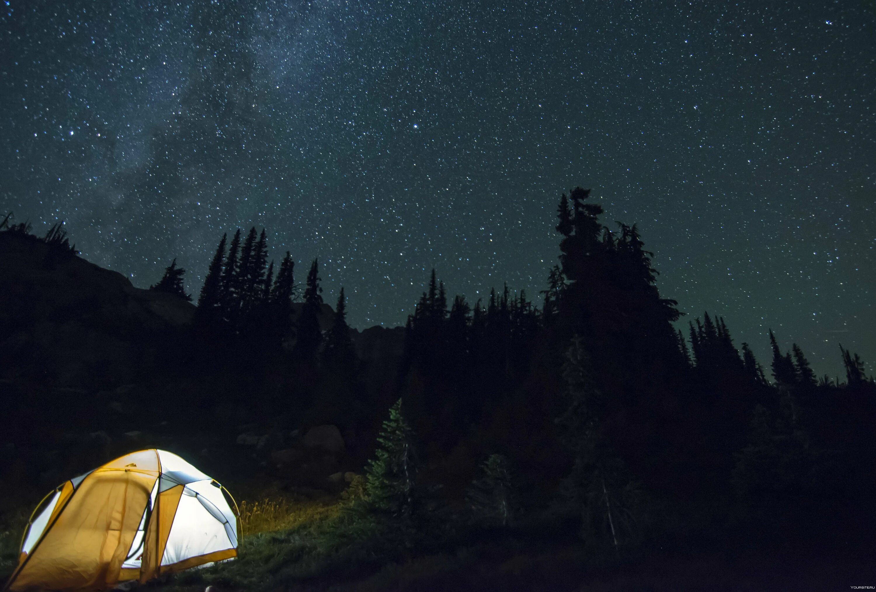 Night camp. Палатка в лесу ночью. Палатка на природе ночью. Ночной поход. Поход ночью.