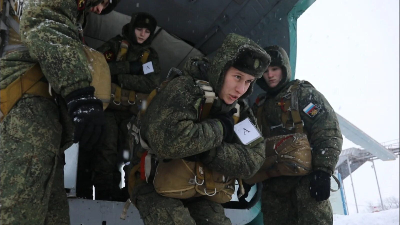 Стаж работы на крайнем севере. Дополнительные выплаты военнослужащим. Войска в арктике. Срочная служба в районах крайнего севера. Входит ли служба в армии в трудовой стаж.