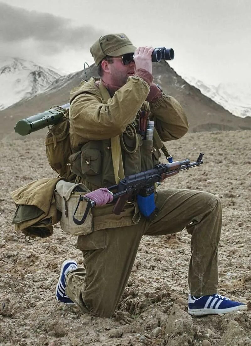 Спецназовец определяет свое местоположение. Спецназ СПН гру Афганистан. Спецназ 1990. Снаряжение СПН гру. Экипировка горных Стрелков афганка.