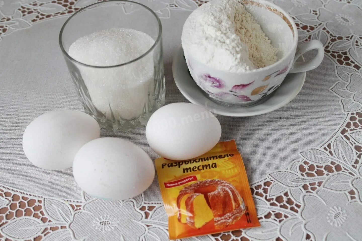 Яйца с маслом сахар разрыхлитель. Мука яйца сахар. Сахар мука и разрыхлитель. Мука и яйца. Молоко разрыхлитель яйцо мука.