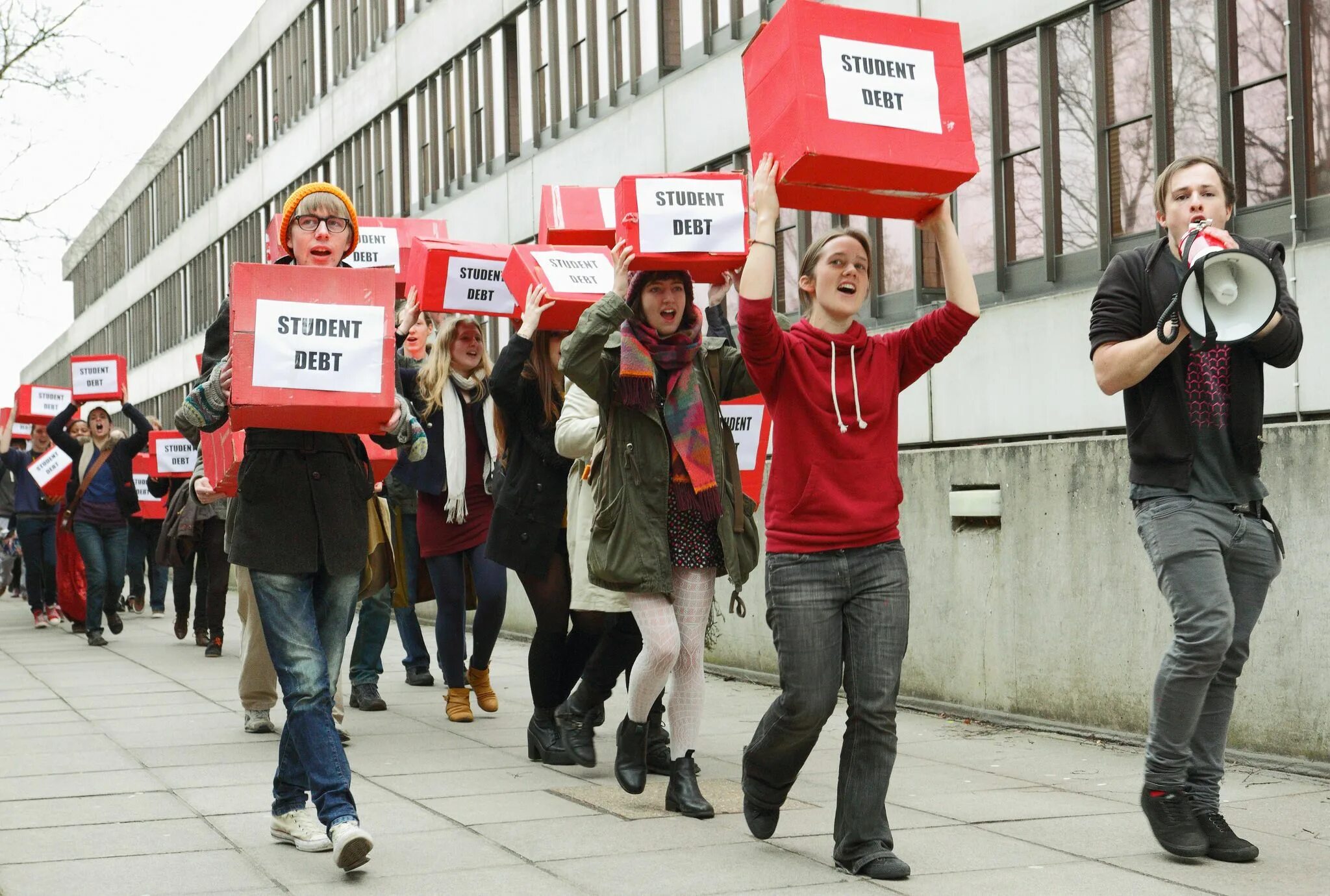 Student debt. Поступить в институт в Великобритании. Задолженность студента. Student loan debt. Student loan