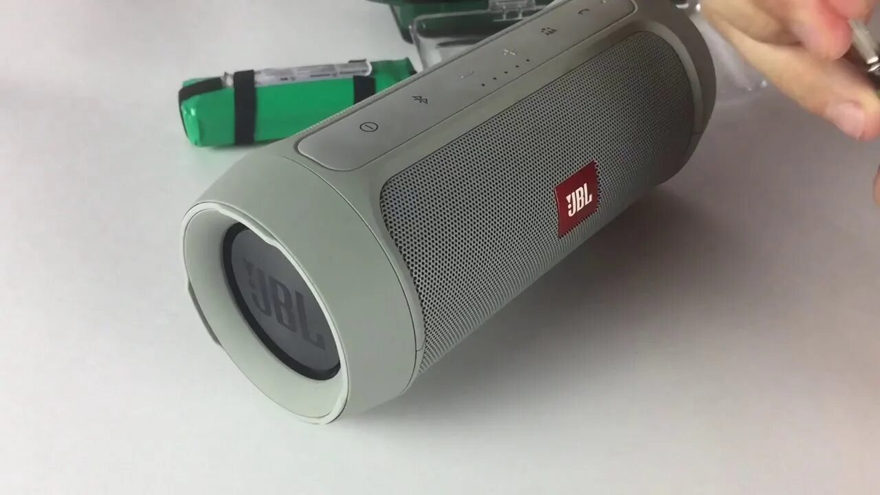 Как разобрать портативную колонку. Аккумулятор для колонки JBL charge 3. JBL charge 2 аккумулятор. JBL charge 2 разъемы. JBL charge 2 Plus аккумулятор.