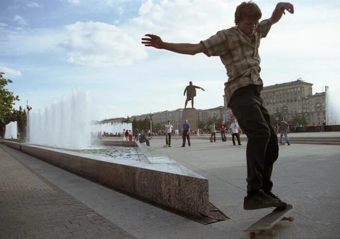 Песня где фонтан. Скейтеры на Московской СПБ. Метро Московская фонтаны. Скейтеры на площади Ленина. Скейтер в метро.