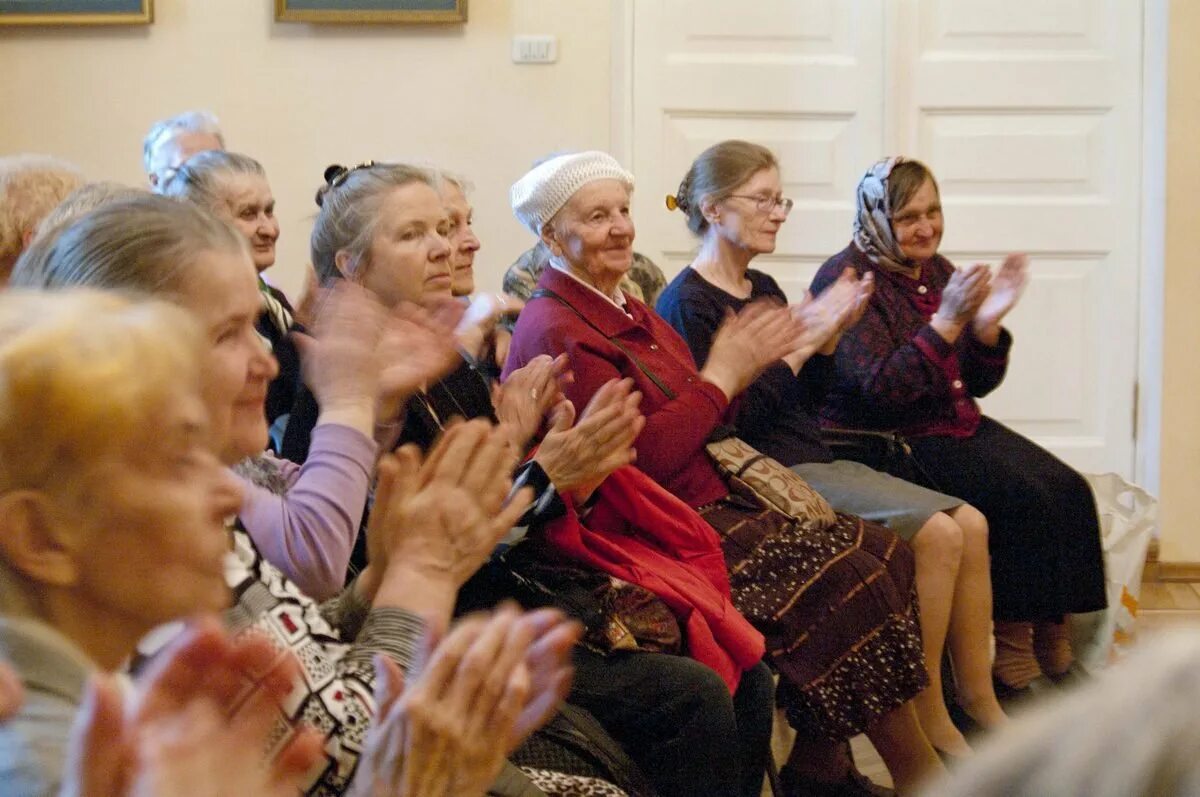 концерт отжигательный. старухи на концерте. бабушка на концерте. бабушка на гастролях. бабушка на рок концерте.