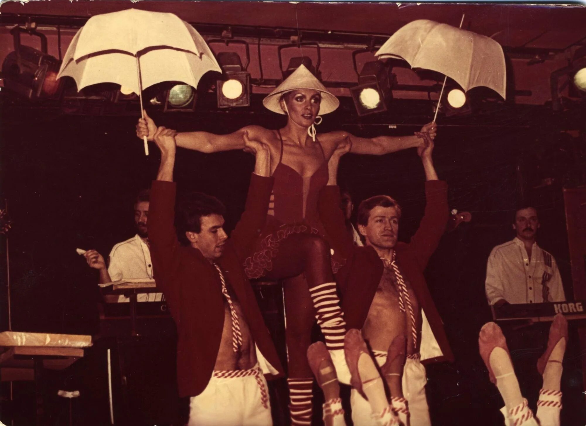 Вайкуле варьете. Лайма вайкуле варьете. Лайма вайкуле в кабаре молодости в купальнике. Варьете лаймы вайкуле. Вайкуле в кабаре.