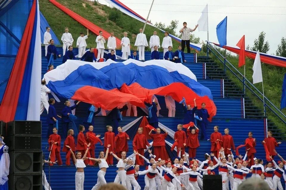 Россия 1 барнаул сегодня. С днем России. С днем России фото. День России празднование. Триколор день России.