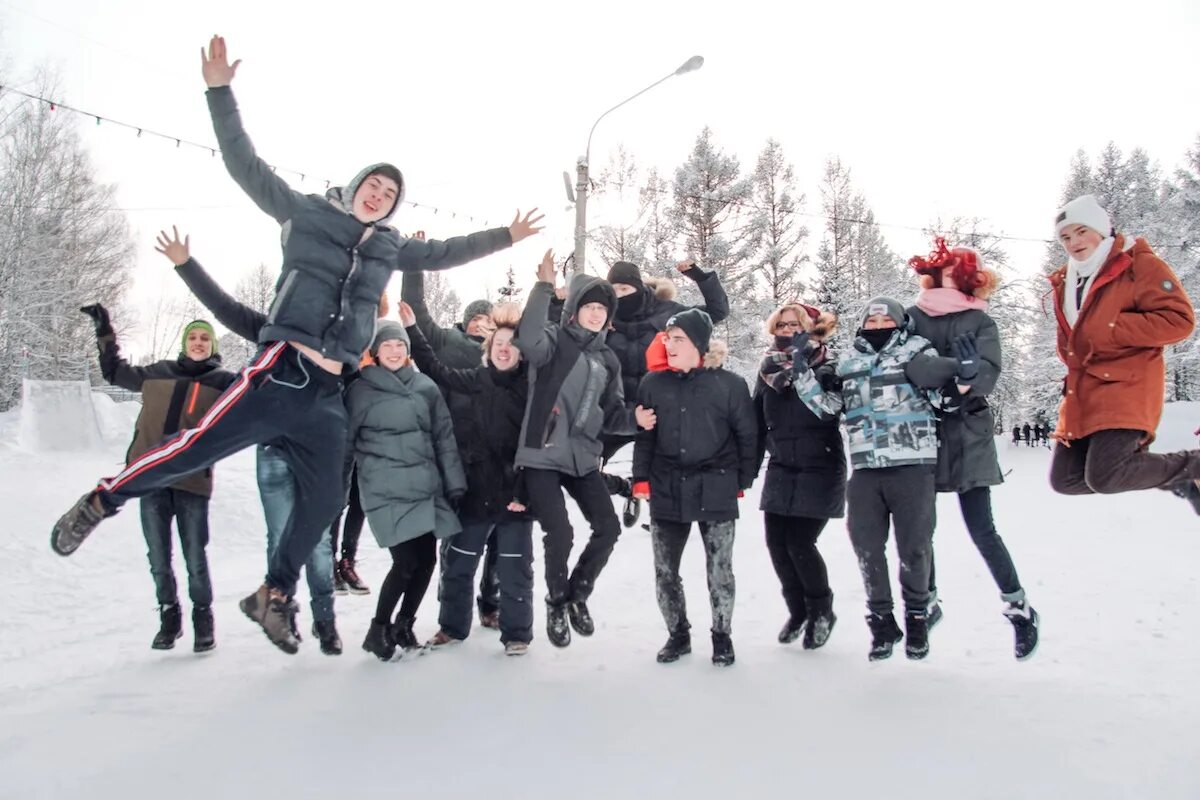 Зимняя фотосессия на улице. Студенты веселятся зимой. Зимних студенческих. Зимних студенческих. Молодежь зима.