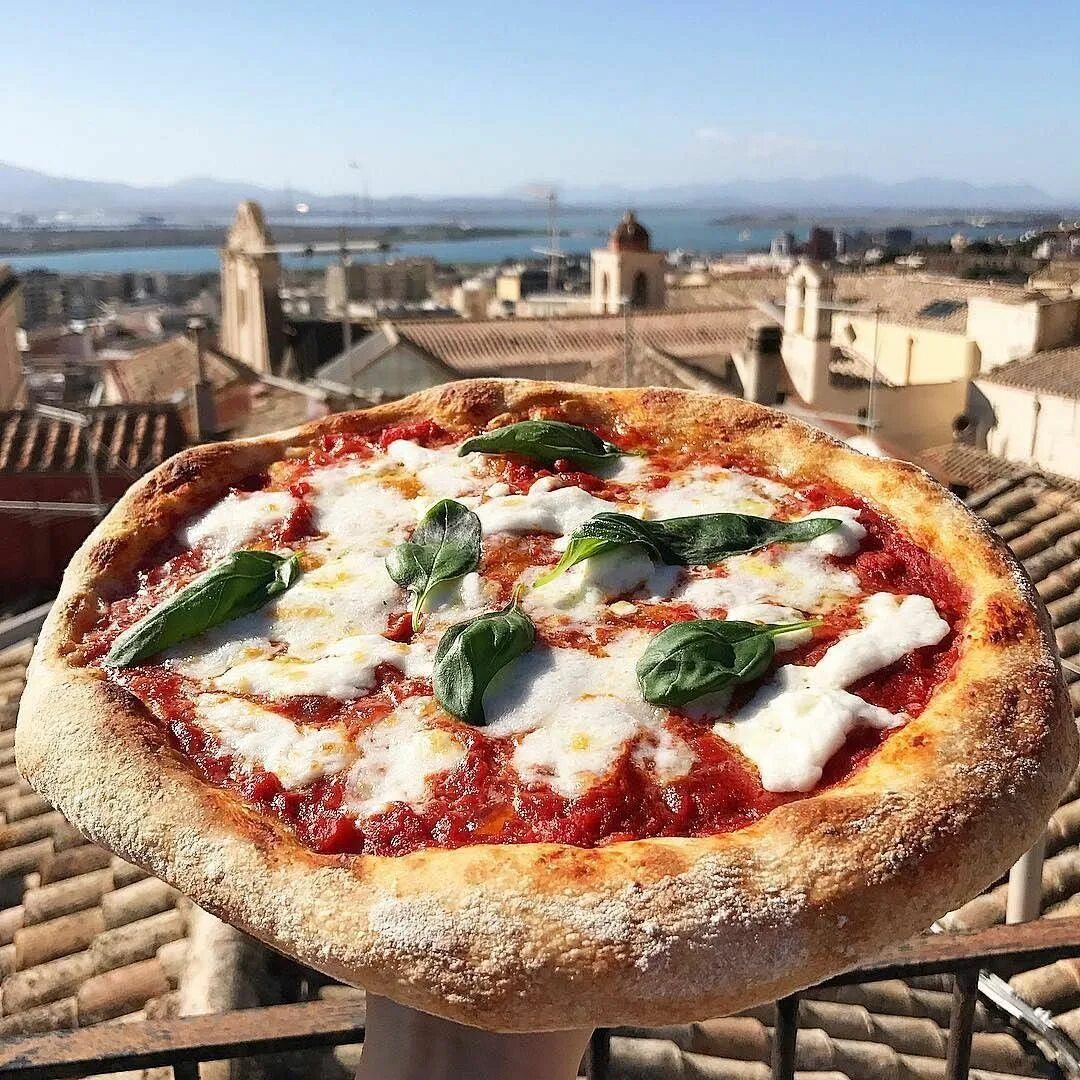 Лучшая итальянская кухня. Неаполитанская пицца Италия. Италия Sicilia pizza.
